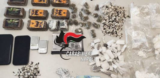 In fuga a 200 chilometri orari tra Giugliano e Napoli, arrestati due 19enni con droga / Video