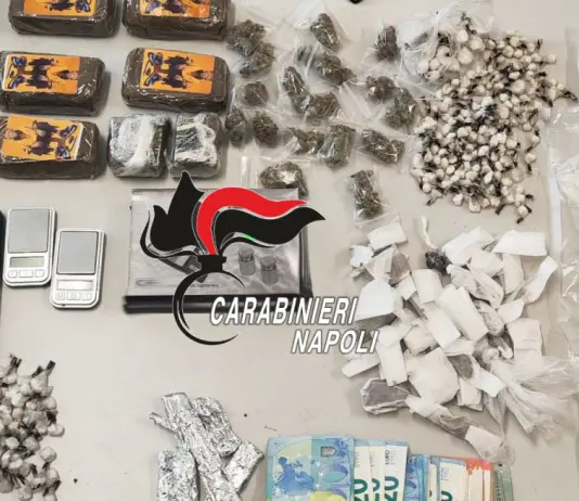 In fuga a 200 chilometri orari tra Giugliano e Napoli, arrestati due 19enni con droga / Video