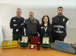 Hostess fermata all’aeroporto di Bergamo Orio al Serio con gioielli di lusso non dichiarati