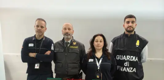 Hostess fermata all’aeroporto di Bergamo Orio al Serio con gioielli di lusso non dichiarati