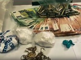 Staffetta della droga tra auto nel quartiere Primavalle di Roma, arrestati due pusher / Video