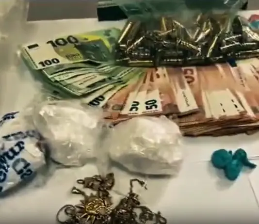 Staffetta della droga tra auto nel quartiere Primavalle di Roma, arrestati due pusher / Video