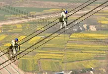 Cina: Anhui, operai al lavoro su linea UHV lungo il fiume Yangtze (1)