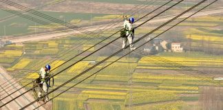 Cina: Anhui, operai al lavoro su linea UHV lungo il fiume Yangtze (1)