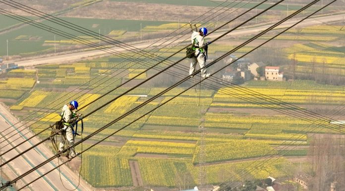 Cina: Anhui, operai al lavoro su linea UHV lungo il fiume Yangtze (1)