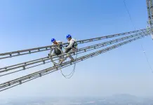 Cina: Anhui, operai al lavoro su linea UHV lungo il fiume Yangtze (2)