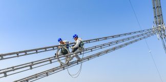 Cina: Anhui, operai al lavoro su linea UHV lungo il fiume Yangtze (2)