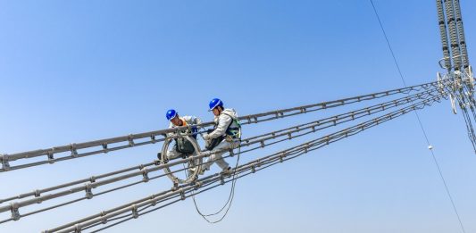 Cina: Anhui, operai al lavoro su linea UHV lungo il fiume Yangtze (2)