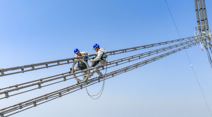 Cina: Anhui, operai al lavoro su linea UHV lungo il fiume Yangtze (2)