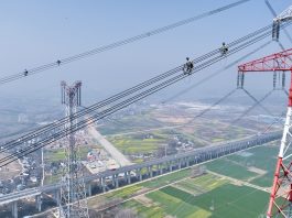 Cina: Anhui, operai al lavoro su linea UHV lungo il fiume Yangtze (3)