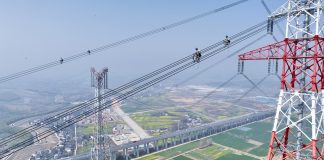 Cina: Anhui, operai al lavoro su linea UHV lungo il fiume Yangtze (3)