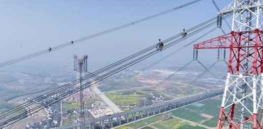 Cina: Anhui, operai al lavoro su linea UHV lungo il fiume Yangtze (3)