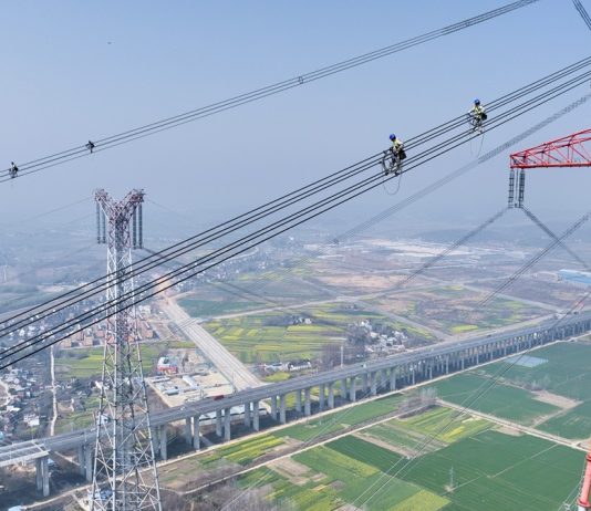 Cina: Anhui, operai al lavoro su linea UHV lungo il fiume Yangtze (3)