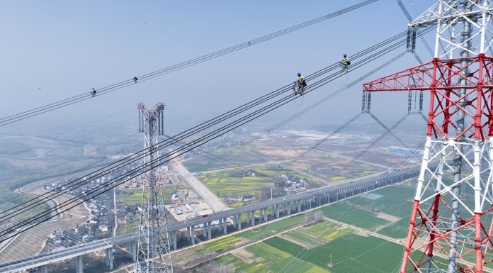 Cina: Anhui, operai al lavoro su linea UHV lungo il fiume Yangtze (3)