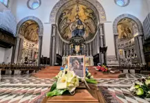 Una grande folla al duomo di Messina per l’ultimo saluto a Daniela Zinnanti, uccisa a coltellate dall’ex compagno