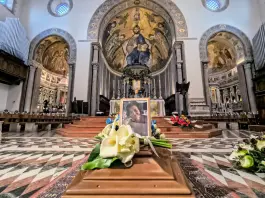 Una grande folla al duomo di Messina per l’ultimo saluto a Daniela Zinnanti, uccisa a coltellate dall’ex compagno
