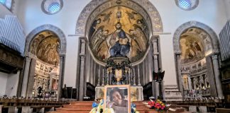 Una grande folla al duomo di Messina per l’ultimo saluto a Daniela Zinnanti, uccisa a coltellate dall’ex compagno