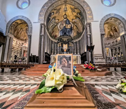 Una grande folla al duomo di Messina per l’ultimo saluto a Daniela Zinnanti, uccisa a coltellate dall’ex compagno
