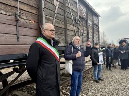 Shoah, Gualteri ad Auschwitz: “Abisso in cui l’umanità può arrivare, non smarriamo la memoria” / Foto e Video