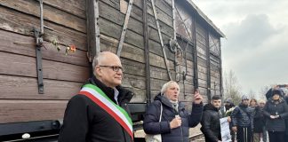 Shoah, Gualteri ad Auschwitz: “Abisso in cui l’umanità può arrivare, non smarriamo la memoria” / Foto e Video