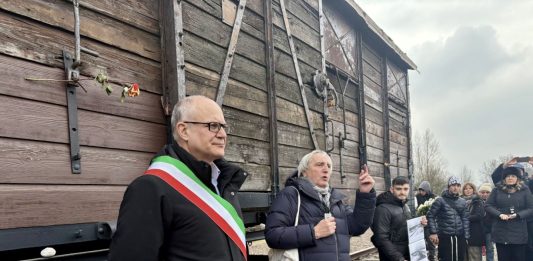Shoah, Gualteri ad Auschwitz: “Abisso in cui l’umanità può arrivare, non smarriamo la memoria” / Foto e Video