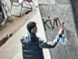 Milano, imbrattata la stele con la poesia di Primo Levi: individuato l’autore