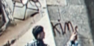 Milano, imbrattata la stele con la poesia di Primo Levi: individuato l’autore