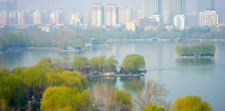 Cina: il paesaggio primaverile del lago Daming attira i turisti (1)