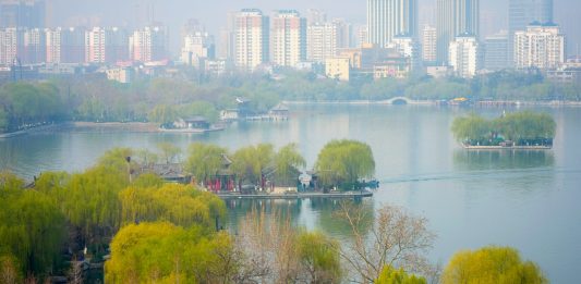 Cina: il paesaggio primaverile del lago Daming attira i turisti (1)