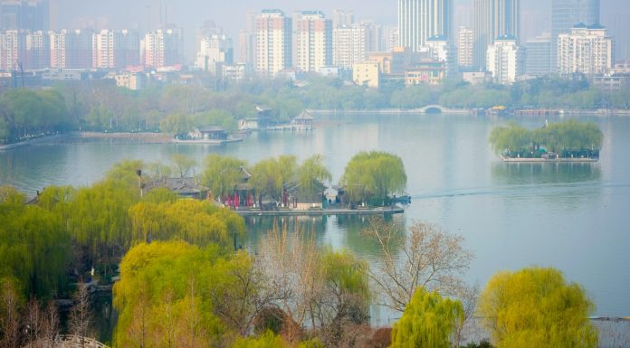 Cina: il paesaggio primaverile del lago Daming attira i turisti (1)