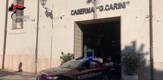 A Palermo arrestati due corrieri della droga, Carabinieri sequestrano hashish e armi / Video