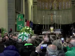 A Pontida i funerali di Umberto Bossi: presenti Meloni, Salvini e Tajani. Il Leader della Lega: “Buon viaggio, con te tutto è iniziato”