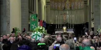A Pontida i funerali di Umberto Bossi: presenti Meloni, Salvini e Tajani. Il Leader della Lega: “Buon viaggio, con te tutto è iniziato”