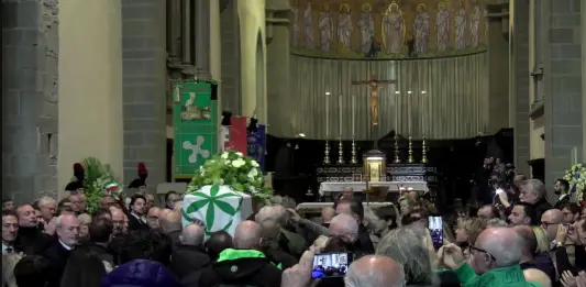 A Pontida i funerali di Umberto Bossi: presenti Meloni, Salvini e Tajani. Il Leader della Lega: “Buon viaggio, con te tutto è iniziato”