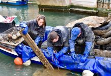 Nuova immersione per i gondolieri sub che hanno raccolto circa 17 quintali di rifiuti