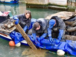 Nuova immersione per i gondolieri sub che hanno raccolto circa 17 quintali di rifiuti