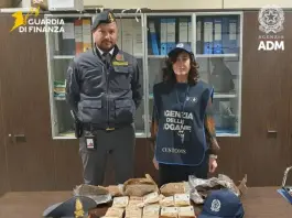 All’aeroporto di Cagliari sequestrati 160 mila euro in contanti