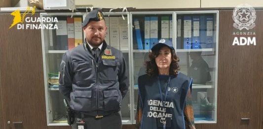 All’aeroporto di Cagliari sequestrati 160 mila euro in contanti