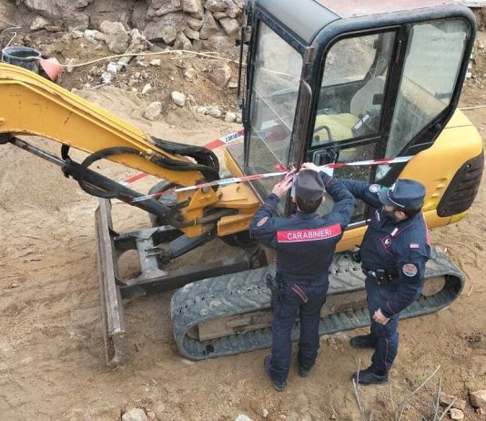 Lavori abusivi nel parco di La Maddalena, denuncia e sequestri