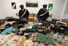In casa nascondeva armi e 5kg di droga, una 24enne arrestata a Roma