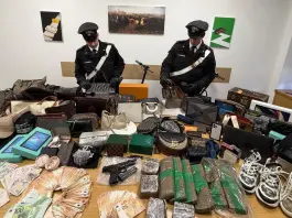 In casa nascondeva armi e 5kg di droga, una 24enne arrestata a Roma / Video