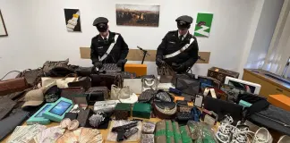 In casa nascondeva armi e 5kg di droga, una 24enne arrestata a Roma / Video