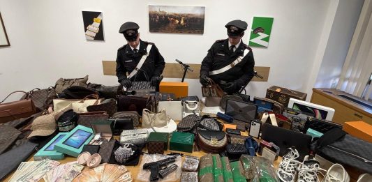 In casa nascondeva armi e 5kg di droga, una 24enne arrestata a Roma / Video