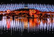 Cina: Pechino, spettacolo folkloristico sul fiume illumina la notte (1)