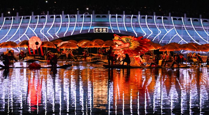 Cina: Pechino, spettacolo folkloristico sul fiume illumina la notte (1)