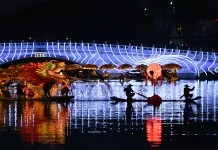 Cina: Pechino, spettacolo folkloristico sul fiume illumina la notte (2)