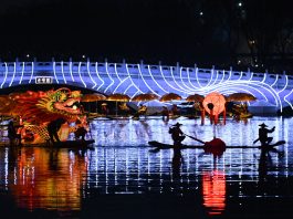 Cina: Pechino, spettacolo folkloristico sul fiume illumina la notte (2)
