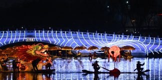 Cina: Pechino, spettacolo folkloristico sul fiume illumina la notte (2)