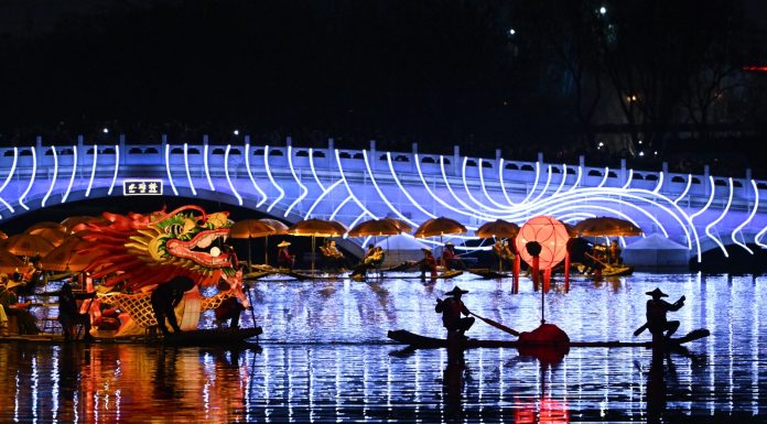 Cina: Pechino, spettacolo folkloristico sul fiume illumina la notte (2)