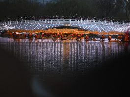 Cina: Pechino, uno spettacolo folkloristico sul fiume illumina la notte (3)